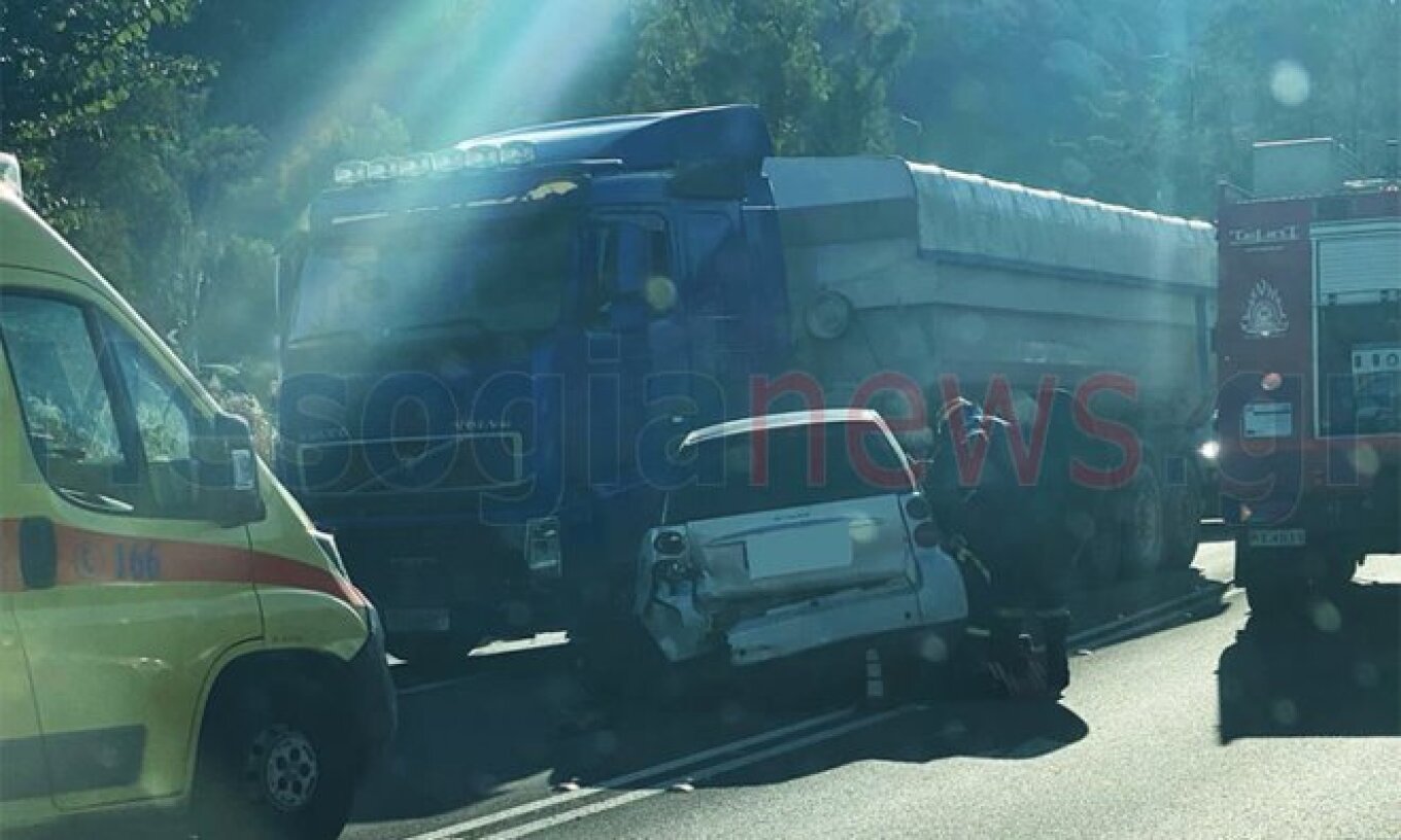 Κορωπί: Tροχαίο ατύχημα με τρία οχήματα στην Αθηνών-Σουνίου - Εκσφενδονίστηκε άνδρας από το αυτοκίνητό του