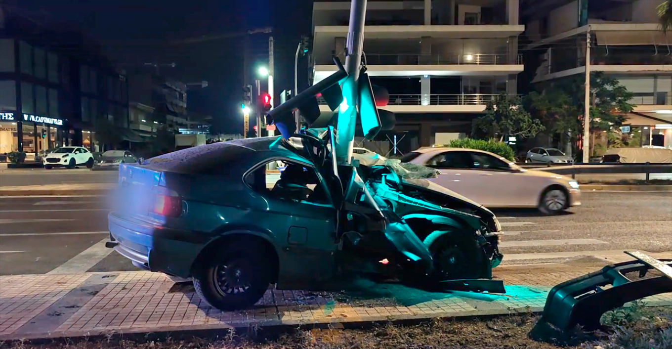 Τροχαίο με τέσσερις τραυματίες στην παραλιακή - Αυτοκίνητο καρφώθηκε σε φανάρι