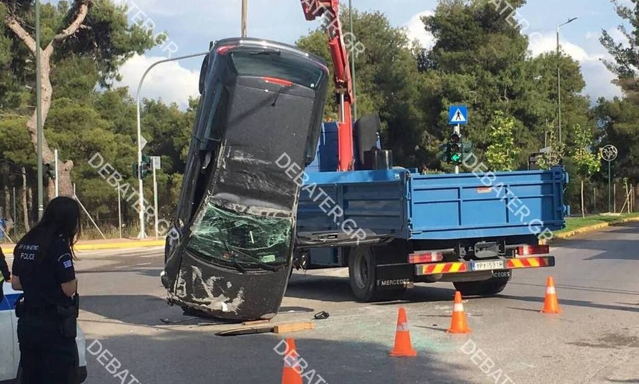 Δείτε βίντεο από το Τροχαίο στη Λεωφόρο Μαραθώνος - Αυτοκίνητο «ξήλωσε» σηματοδότη και ντελαπάρισε