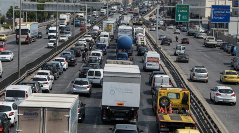Δύσκολη η κυκλοφορία στους δρόμους της Αθήνας: Μεγάλες καθυστερήσεις σε εθνική οδό, κέντρο και Κηφισίας