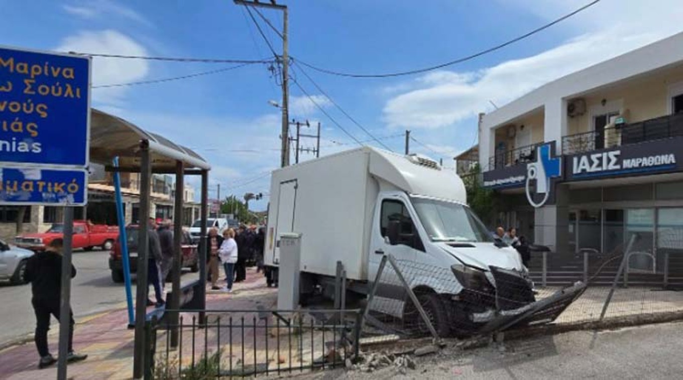 Μαραθώνας: Φορτηγό πέρασε ξυστά από στάση λεωφορείου με μαθητές και κατέληξε σε συρματοπλέγματα, ένας τραυματίας