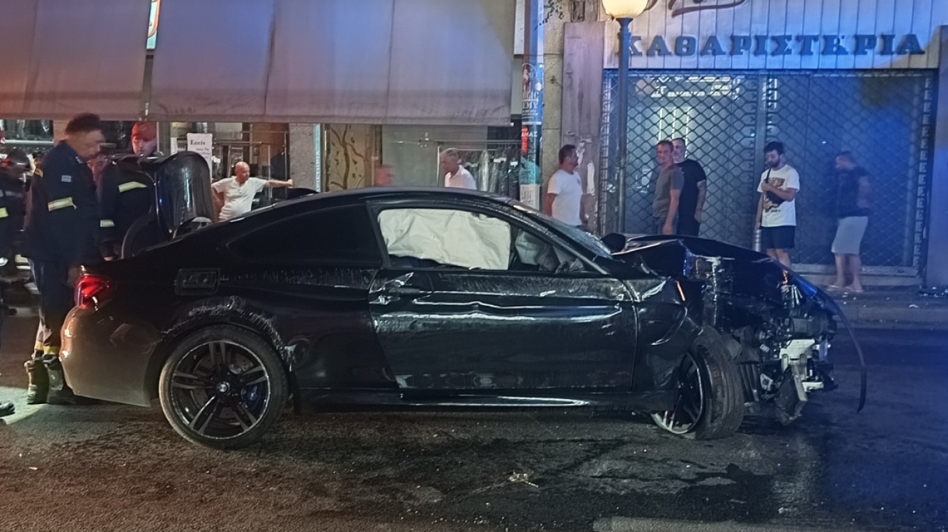 Σοβαρό τροχαίο στη Λεωφόρο Βουλιαγμένης - Οδηγός και επιβάτες εγκατέλειψαν το αυτοκίνητο μετά το ατύχημα