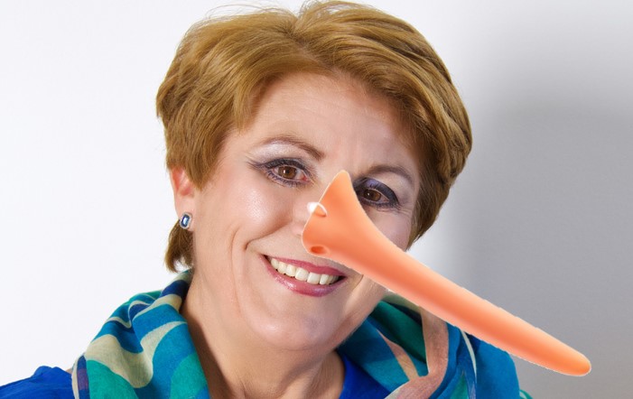 Η ανίκανη και γραφική κα Τσεβά, κοροϊδεύει τους δημότες για δήθεν δωρεάν διαγνωστικές εξετάσεις, που θα τους στοιχίσουν όμως πιο ακριβά και προσπαθεί να εξοντώσει τους επαγγελματίες στον τομέα της υγείας στο δήμο της