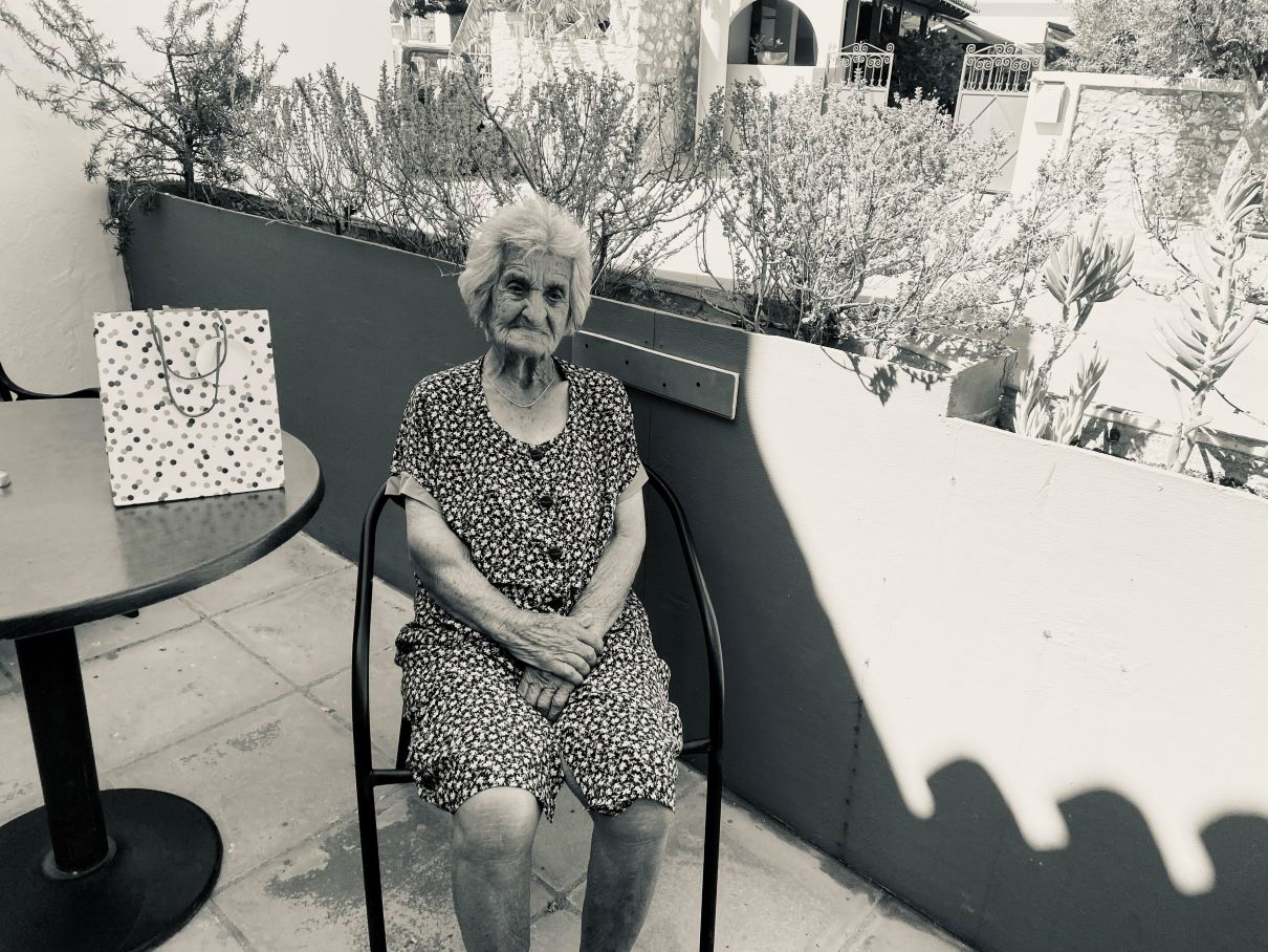 “Η Αυγουστιάτικη”: Τη γηραιότερη εγγεγραμμένη δημότισσα τιμά η Κοινωνική Υπηρεσία του Δήμου Μαρκοπούλου