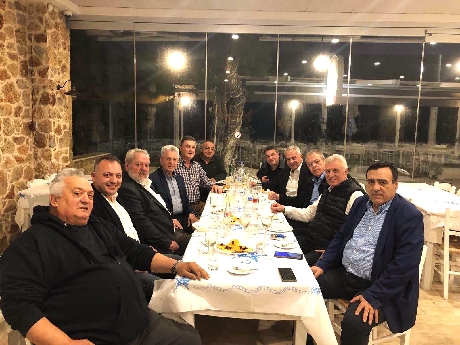 Με παρέα φίλων ο Υπουργός Επικρατείας κ. Μάκης Βορίδης, στην Αρτέμιδα