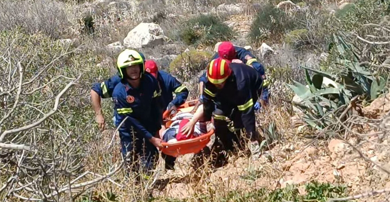 Αυτοκίνητο έπεσε στον γκρεμό στα Λιμανάκια Βουλιαγμένης - Απεγκλωβίστηκε μία γυναίκα, δείτε φωτογραφίες