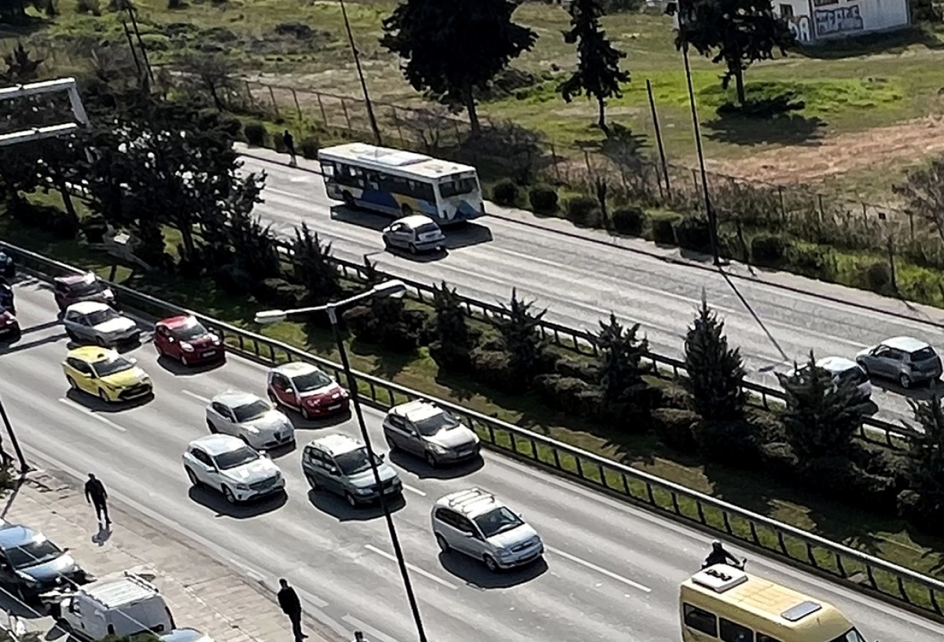 Κλειστή η Βουλιαγμένης προς Αθήνα, στο ύψος της Γλυφάδας, λόγω τροχαίου με δύο τραυματίες