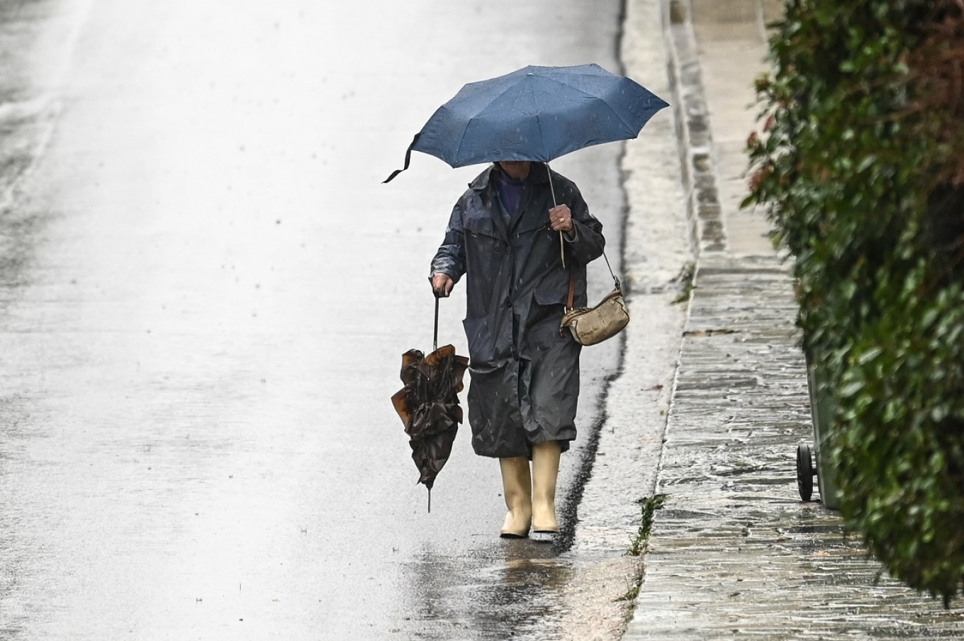 Καιρός: Υψηλές θερμοκρασίες και σήμερα, έρχονται βροχές με νοτιάδες από αύριο