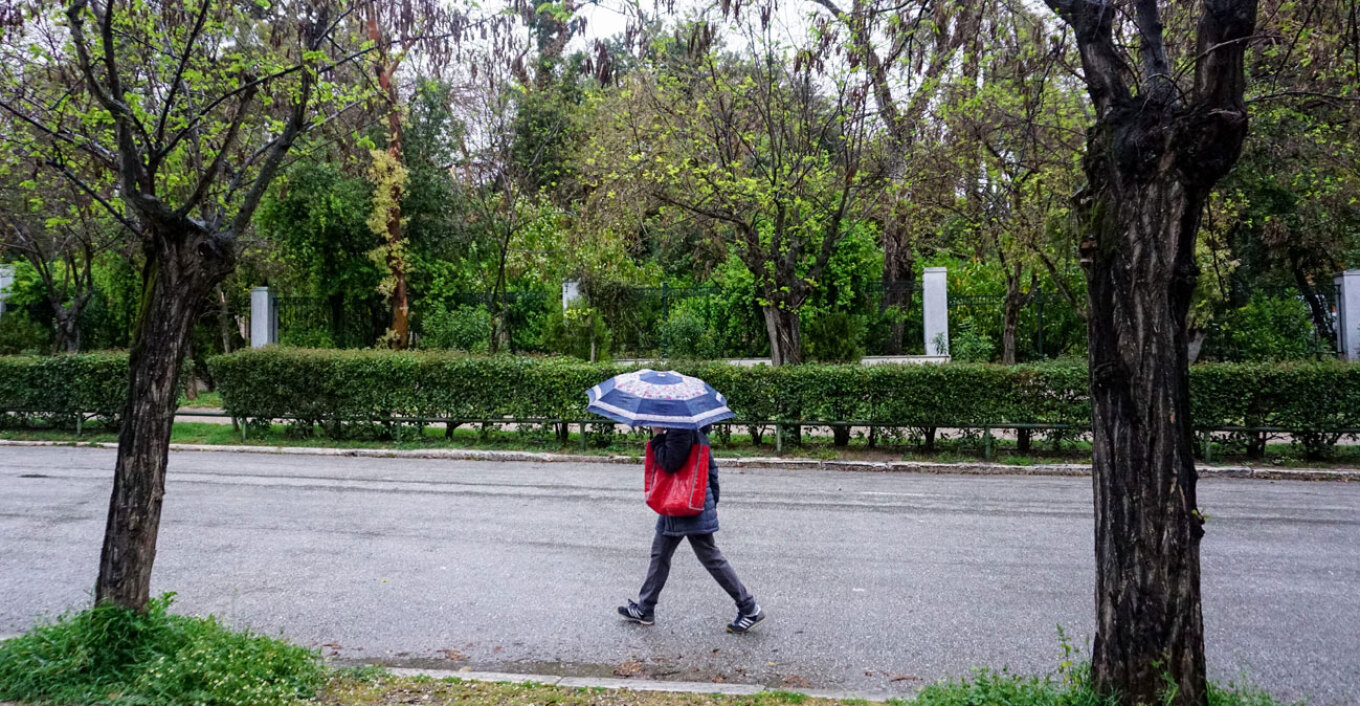 Καιρός: Άνοδος της θερμοκρασίας και βροχές σήμερα - Κόντρα των μετεωρολόγων για την Τσικνοπέμπτη