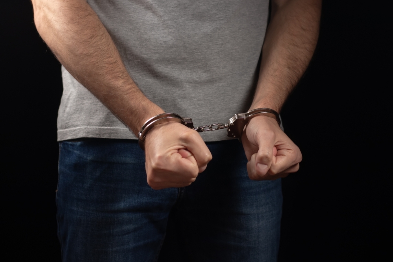 Συνελήφθη δικηγόρος που απείλησε την αδελφή του με μαχαίρι στο Ασκληπιείο Βούλας