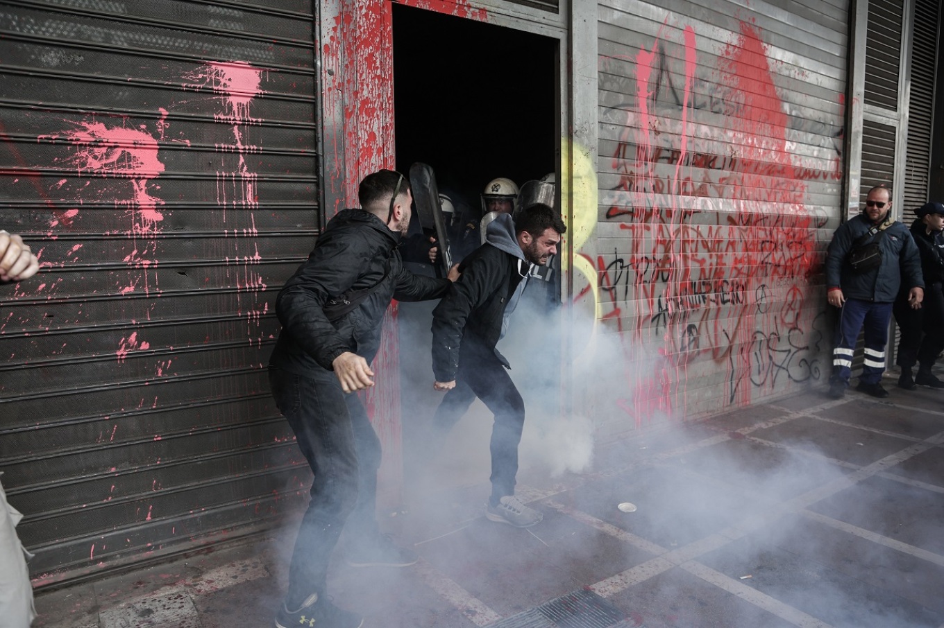 Επεισόδια με χημικά και προσαγωγές στο κέντρο της Αθήνας