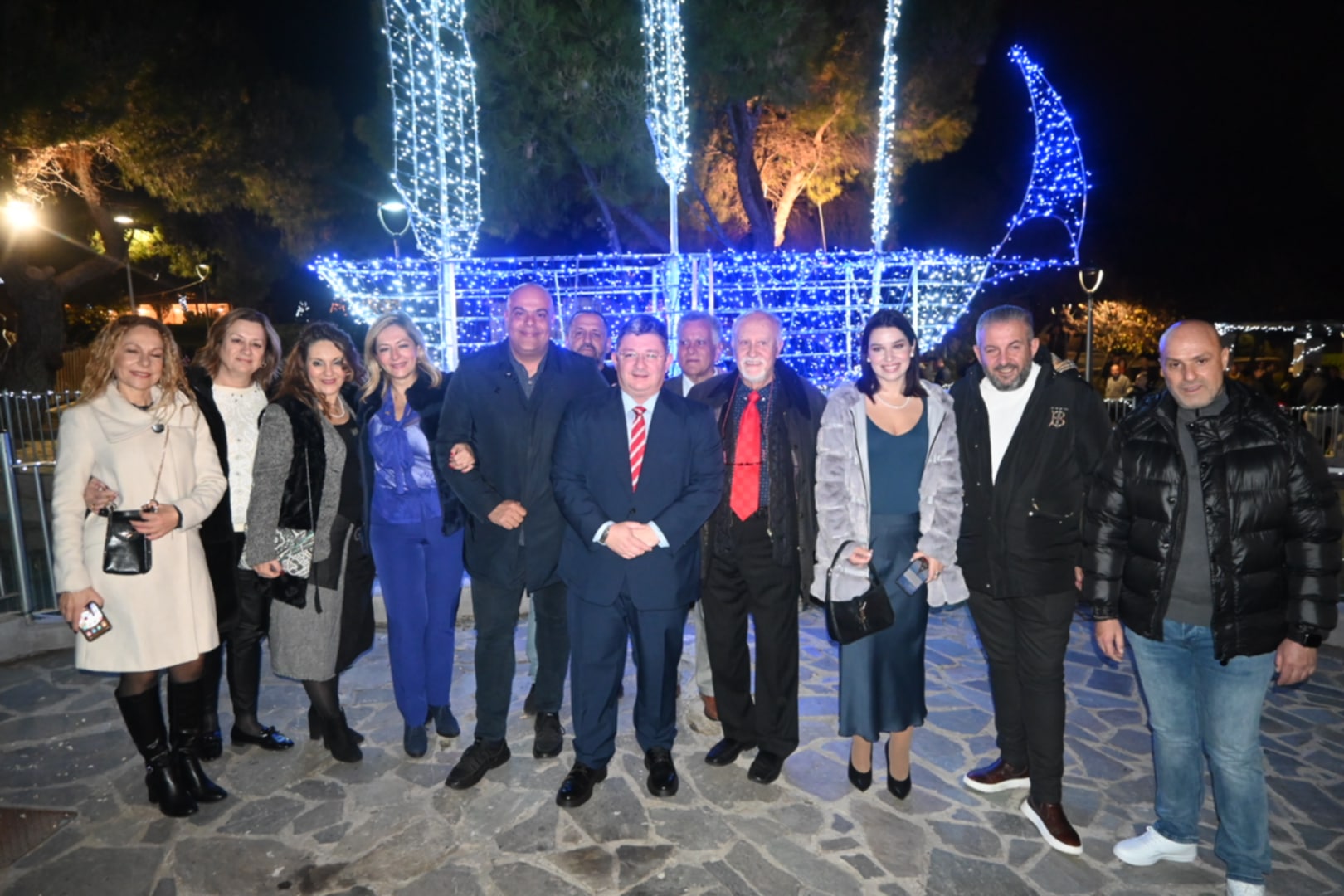 Το Χριστουγεννιάτικο καράβι στην πλατεία Θρακομακεδόνων άναψε ο Δήμος Αχαρνών