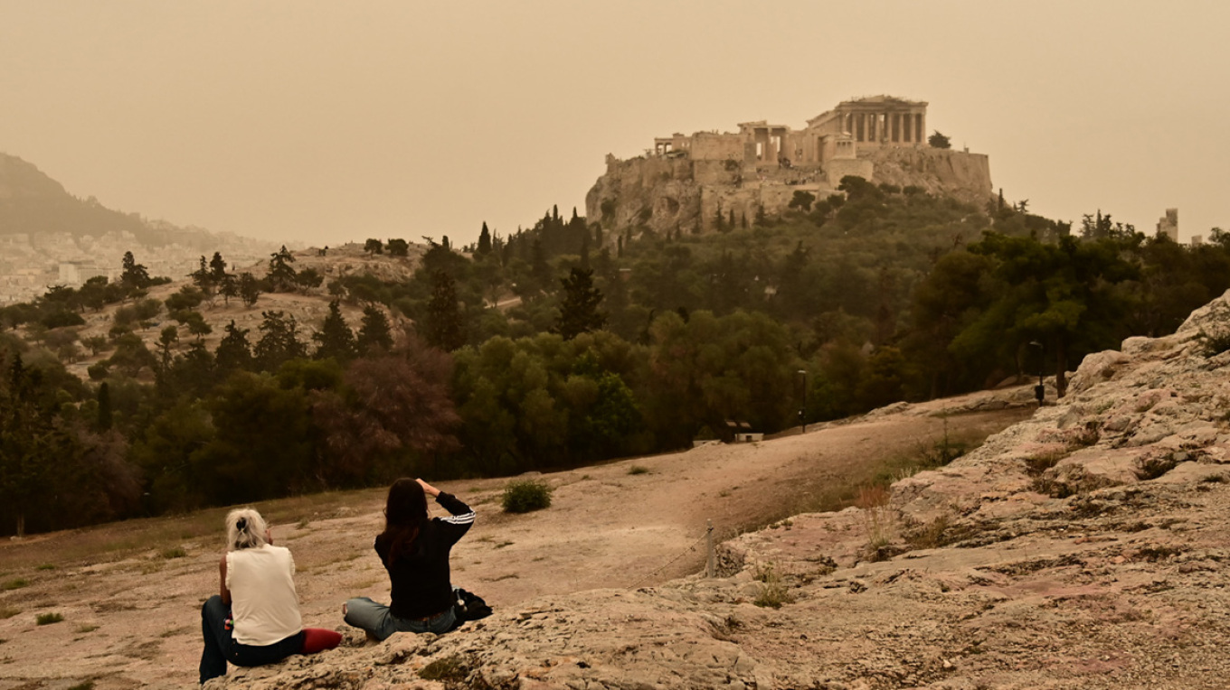 Καιρός: Ζέστη με 30άρια και αφρικανική σκόνη - Πότε κορυφώνεται το φαινόμενο, πού θα βρέξει
