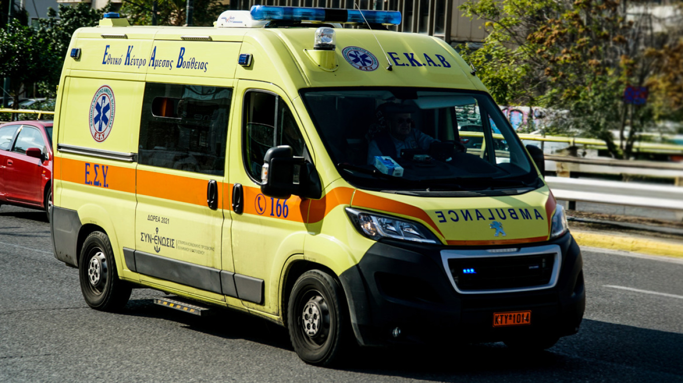 Τροχαίο με σύγκρουση μηχανής με ΙΧ στην Αγία Παρασκευή - Σε κρίσιμη κατάσταση ο αναβάτης