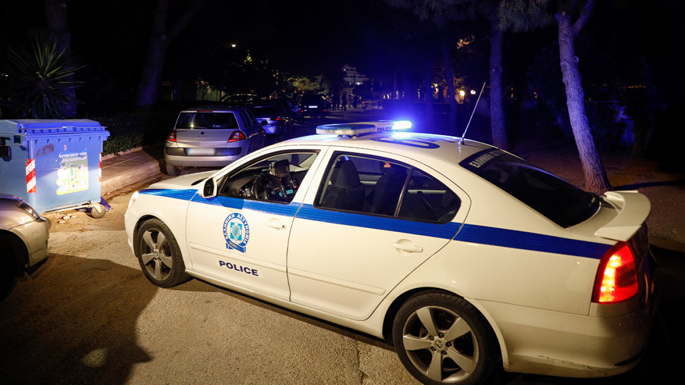 Επίθεση με γκαζάκια σε είσοδο πολυκατοικίας στον Κολωνό - Στο κτίριο φιλοξενείται σύνδεσμος ομάδας