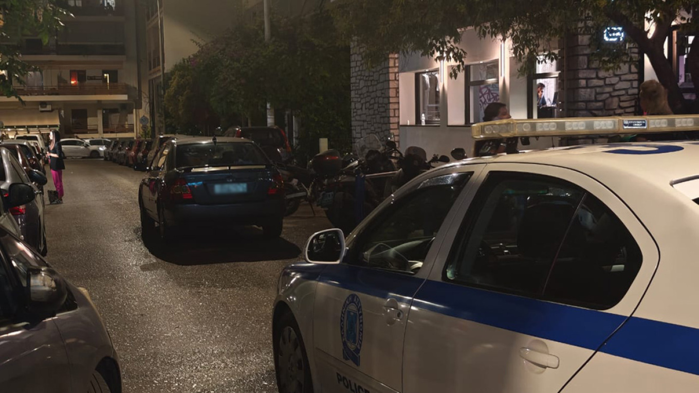 Μπροστά στα παιδιά της πέθανε η γυναίκα που γέννησε μέσα σε διαμέρισμα στα Πατήσια - Νεκρό και το νεογνό