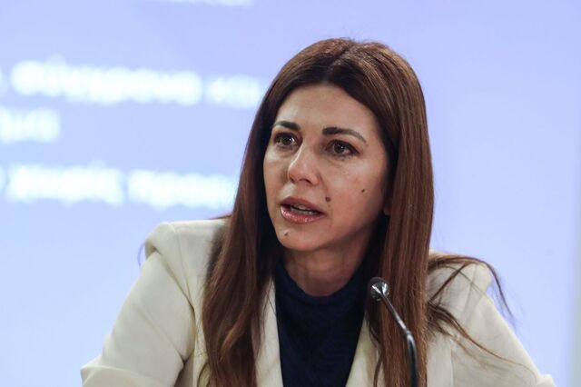 Δύο μητέρες, δύο πατέρες στα σχολικά βιβλία: Η κυρία Ζαχαράκη όφειλε να υποβάλει την παραίτησή της