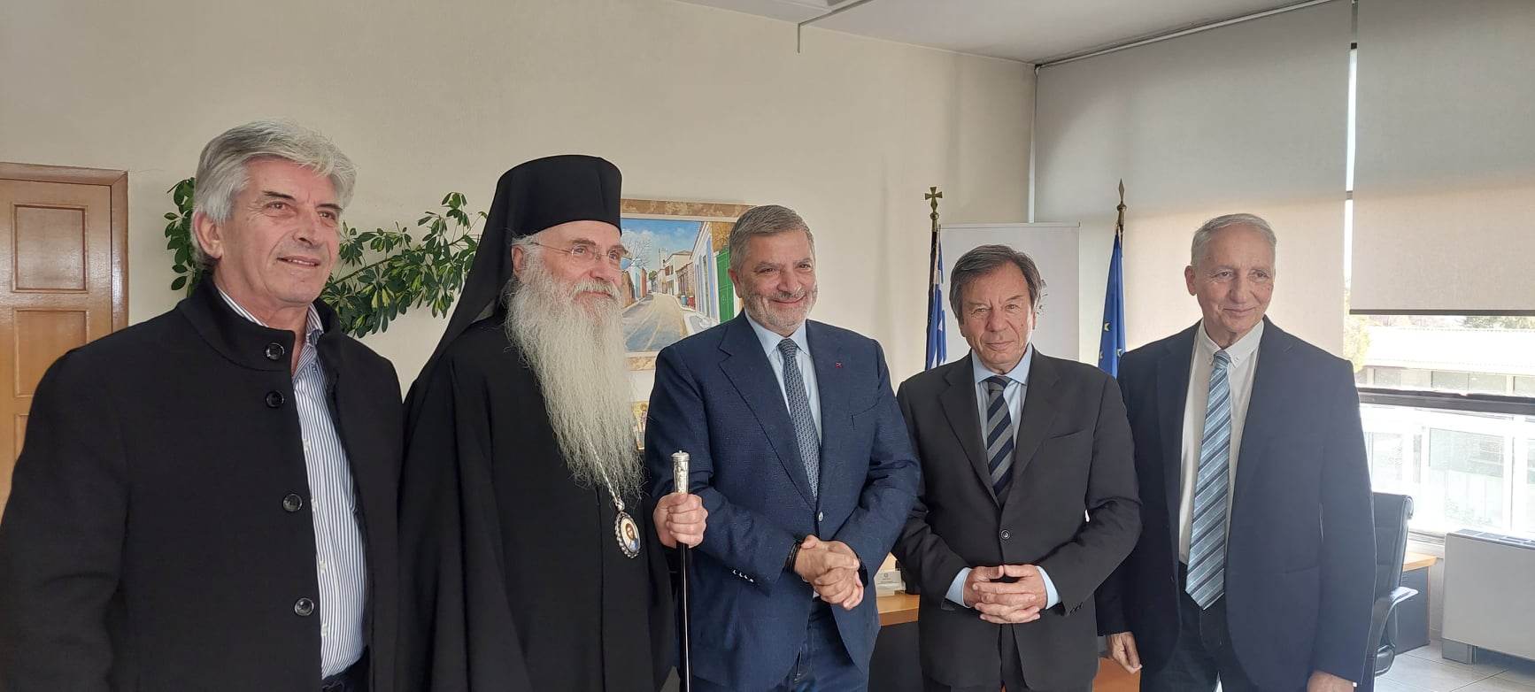 Στην κοπή πίτας της Περιφερειακής Ενότητας Ανατολικής Αττικής παρευρέθηκε την Τετάρτη 16/12 ο Δήμαρχος Σαρωνικού Χρήστος Γκίνης, παρουσία του Σεβασμιότατου Μητροπολίτη Μεσογαίας και Λαυρεωτικής κ.κ Νικόλαου
