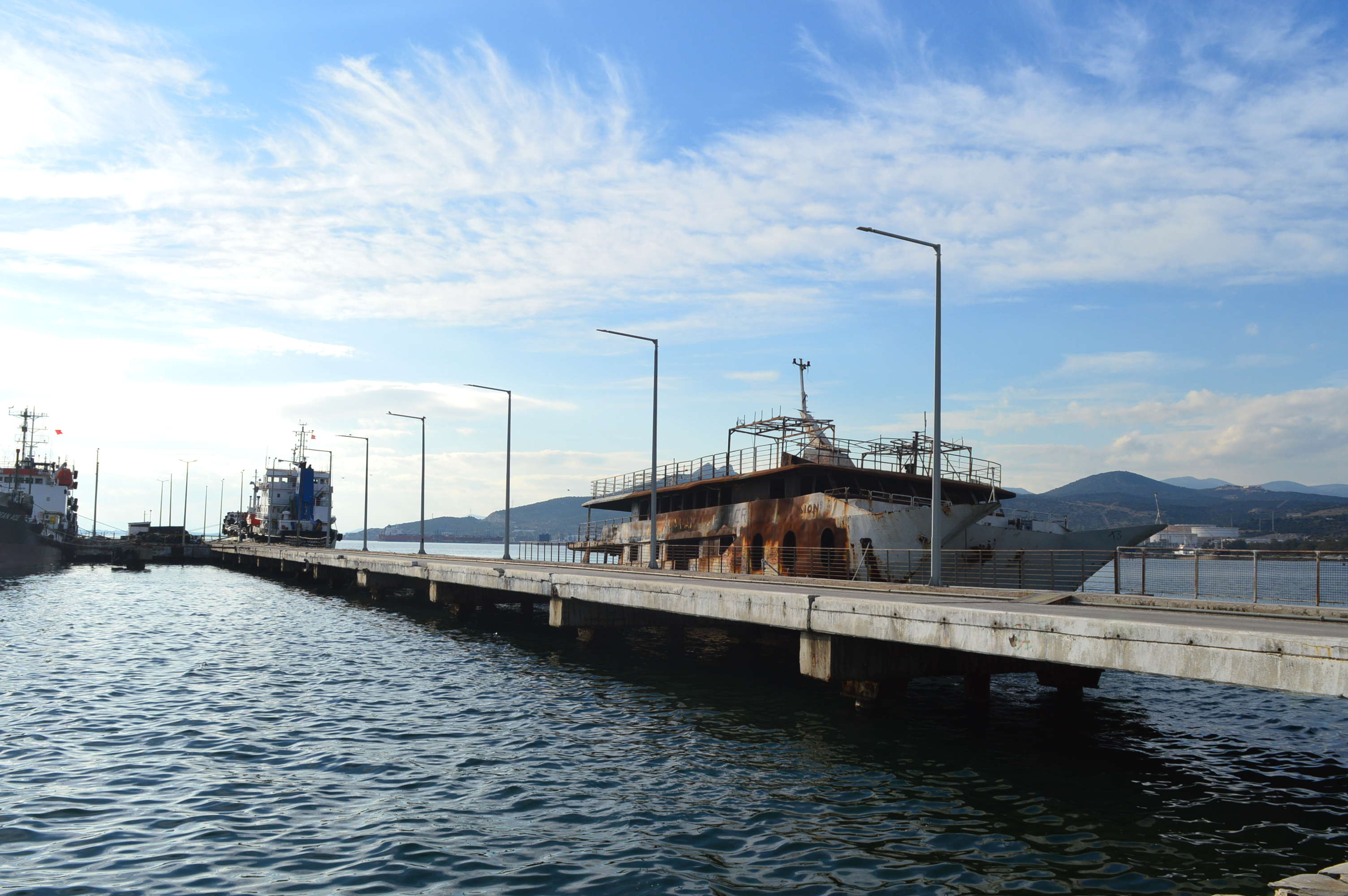 Ο.Λ.Ε: Γιατί το επικίνδυνο-επιβλαβές καταμαράν «ΔΙΟΝ» παραμένει στην Ελευσίνα
