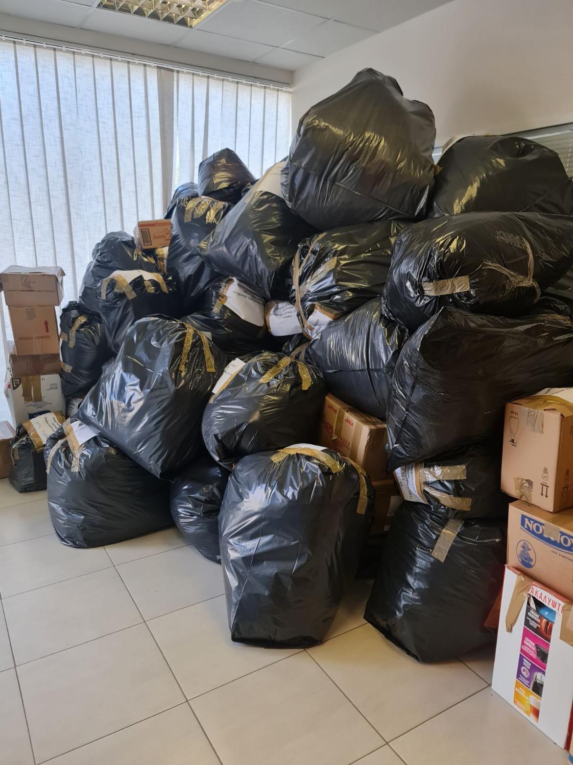 πρωτοφανής_συμμετοχή_του_κόσμου_στην_ανθρωπιστική_βοήθειας_που_διοργανώθηκε_στον_δήμο_μαρκοπούλου_για_τους6349_0c1dc.jpg