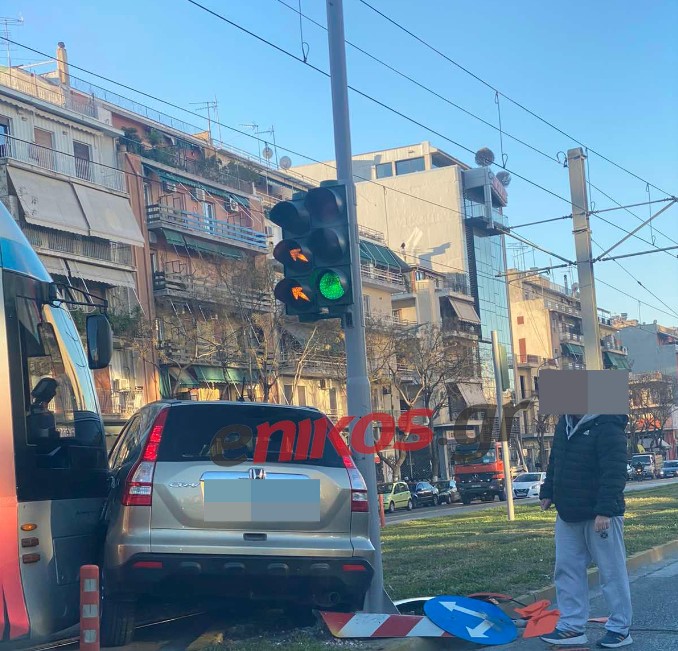 Τροχαίο στην Καλλιρρόης - Αυτοκίνητο συγκρούστηκε με τραμ