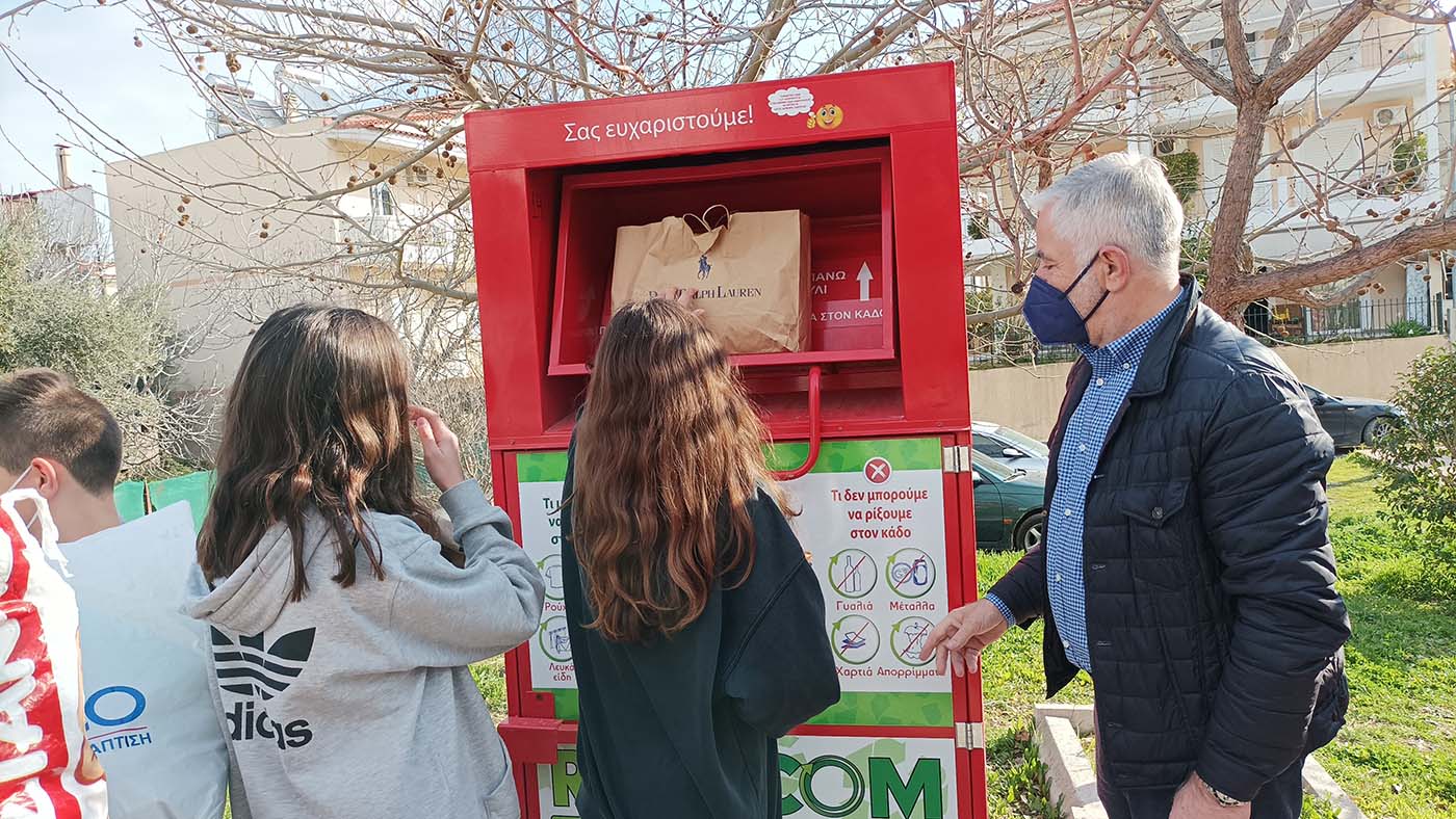 Με τους μαθητές του 2ου ΔΣ Γλυκών Νερών ο Δήμαρχος Παιανίας για την ανακύκλωση: Με τα μικρά παιδιά για την ορθή διαχείριση της πόλης