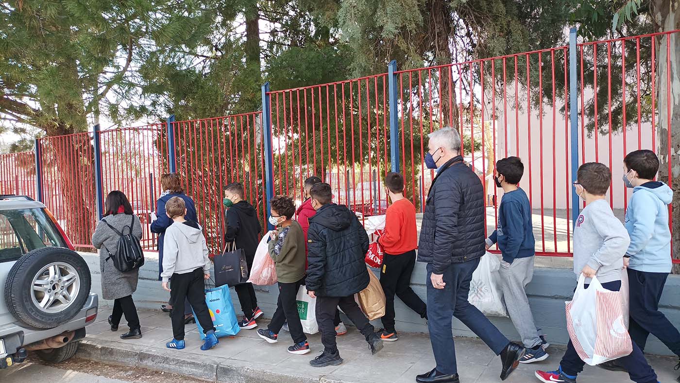 Με τους μαθητές του 2ου ΔΣ Γλυκών Νερών ο Δήμαρχος Παιανίας για την ανακύκλωση: Με τα μικρά παιδιά για την ορθή διαχείριση της πόλης
