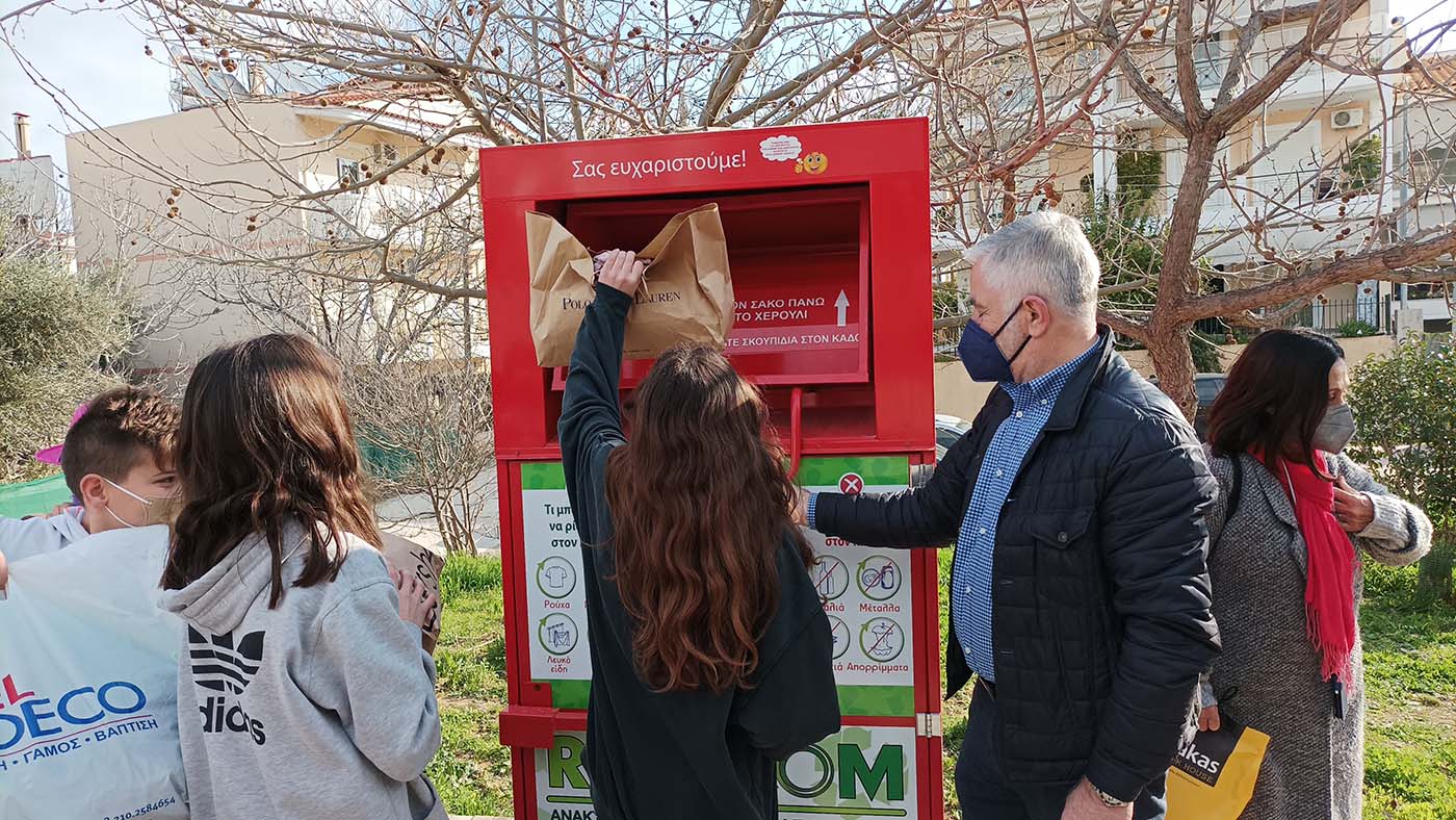 Με τους μαθητές του 2ου ΔΣ Γλυκών Νερών ο Δήμαρχος Παιανίας για την ανακύκλωση: Με τα μικρά παιδιά για την ορθή διαχείριση της πόλης