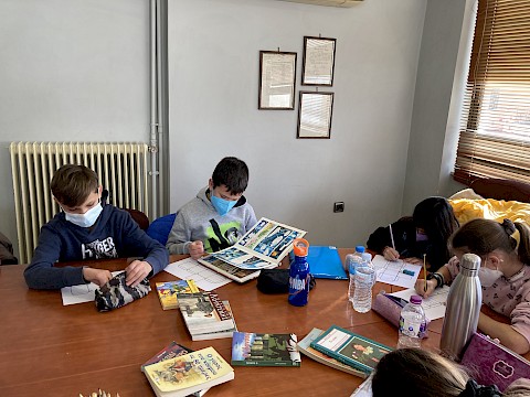 Το 1ο Δημοτικό Σχολείο Μάνδρας «κατέκτησε» τη Δημοτική Βιβλιοθήκη